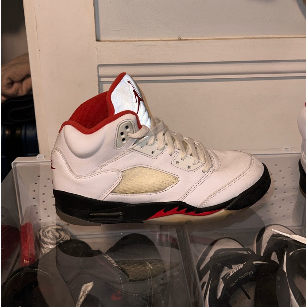 AIR JORDAN 5 FIRE RED SIZE 5 YOUTH (6.5 WOMENS)